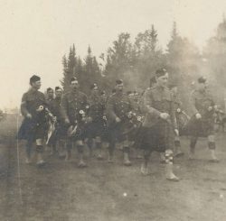 Unidentified pipes & drums – possibly contingents
from Western Canada militia regiments that eventually
formed the 16th Battalion (Can Scots). Valcartier, Quebec Sept 1915.