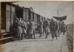 Entraining
in Nazaire, France LCol Currie front. Feb 1915.