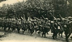 15th Battalion column on the march. Rue Victor
Hugo, Scully-Labourse. 23 Mar 1918.