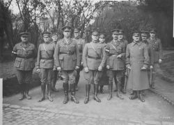 General Currie and General Pershing. 15th
Battalion Capt Alistair Fraser MC left
rear. Canadian Corps
HQ April 1918.