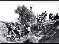 “Moving up” Amiens 1918. Identity of the troops is in
question. Kilts are not clearly visible and as the image is not in colour, the shoulder
patch with triangle over the rectangle could be the 15TH or 2nd Bns as both were kilted and
both were the third infantry battalion in their respective brigades. Various publications have labelled the photo
as 42nd.