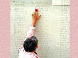 Joan Topp touches the name of her relative, Private
Hartley Hibberd MIA at 2nd Ypres in April 1915, on the 15th
Battalion panel on The Menin Gate.Â