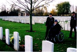 Lt Henry Botterill – at 102 years of age and the last WW1
fighter pilot – visits the grave of his brother
Captain Edward Botterill, 15th Battalion, in Lijssenhoek Military Cemetery.