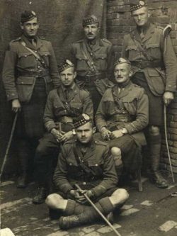 Officers. Back row L-R: Lt EM
Haldane, Lt BM Loudon, ? Seated L-R: Maj Mavor, ? Front ? 16 Oct 1916.