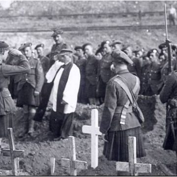 15th Battalion Bugler sounds The Last Post at the burial of Lt E Ryrie July 1917